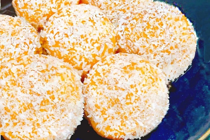 お皿にココナッツパウダーがかかった焼き菓子が数個盛り付けられている。