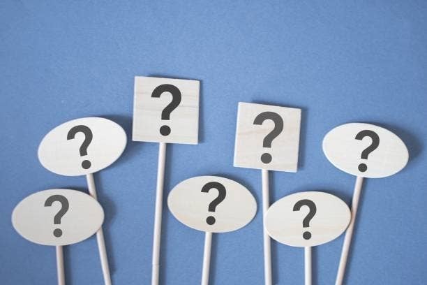 複数の丸や四角いボードにクエスチョンマークが描かれている背景에는青い색。