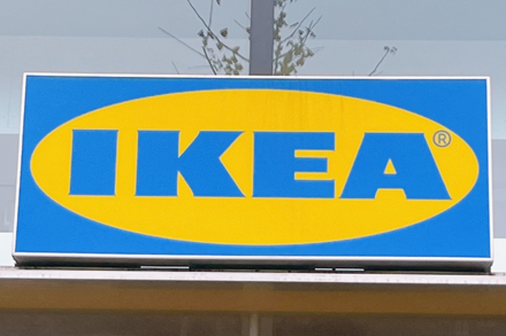 IKEAの看板が建物の外壁に掲げられている。