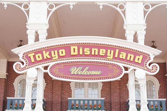 東京ディズニーランドの「Welcome」と書かれた建物の入口サイン。