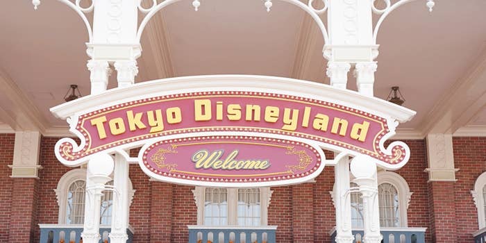 東京ディズニーランドの入り口の「Welcome」サイン。