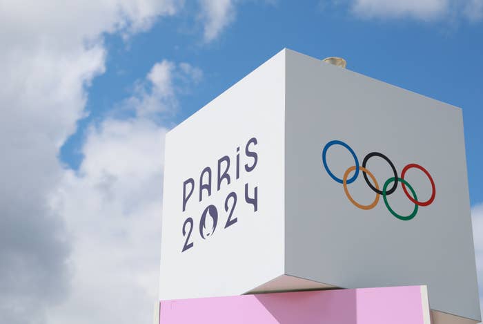 スタッド・ド・フランス前に設置されたパリ五輪のロゴ（時事通信）