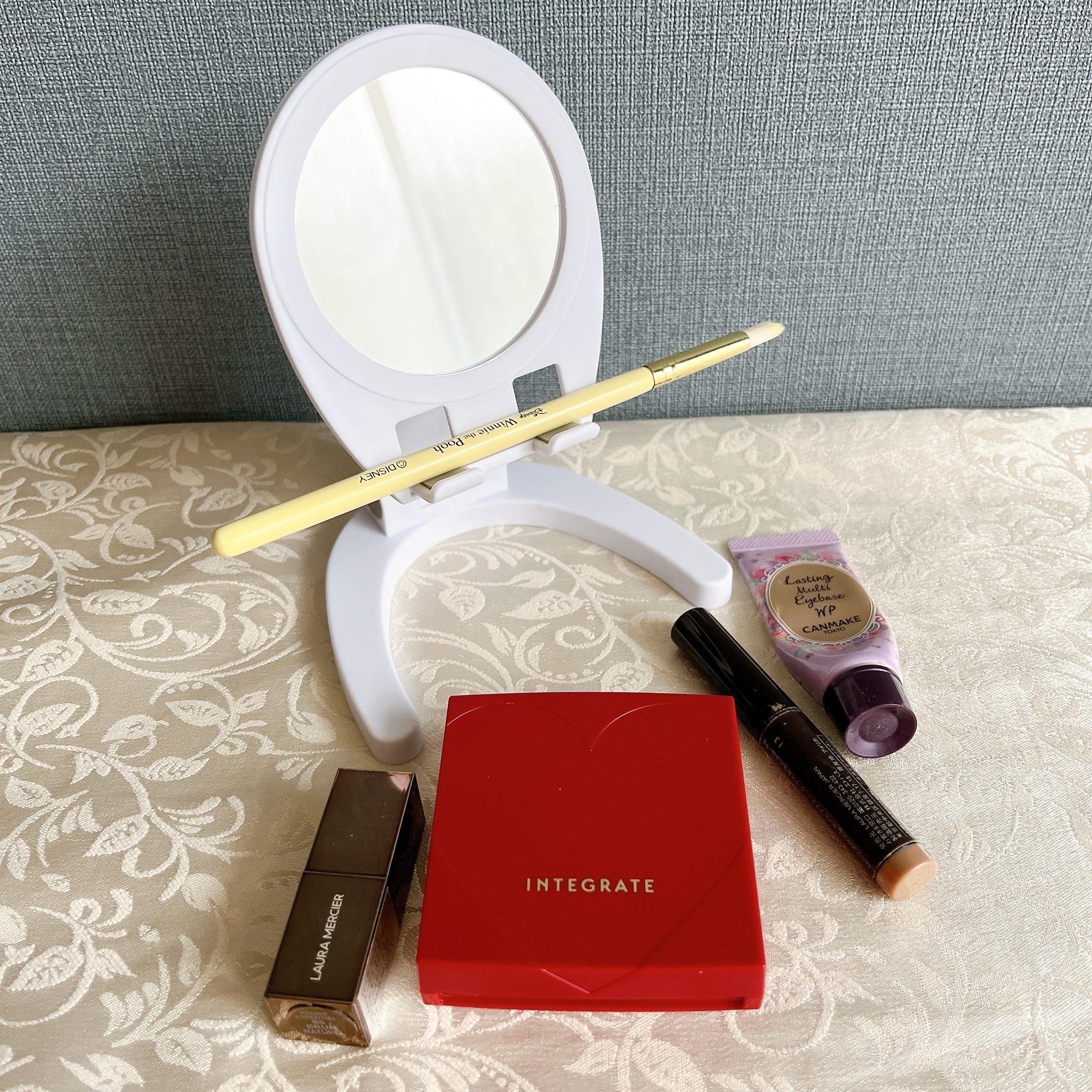 DAISO（ダイソー）のおすすめアイテム「スマホスタンド（ミラー付）」