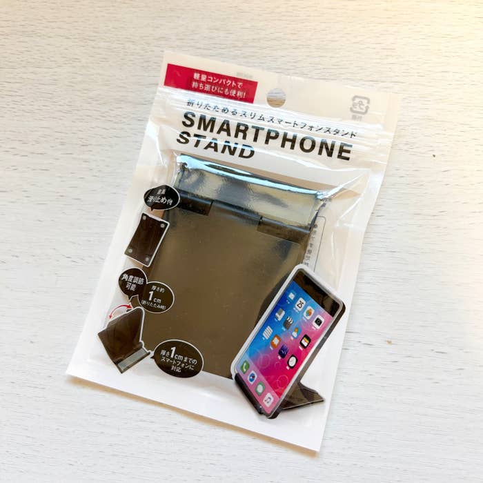 DAISO（ダイソー）のおすすめアイテム「折りたためるスリムスマートフォンスタンド」