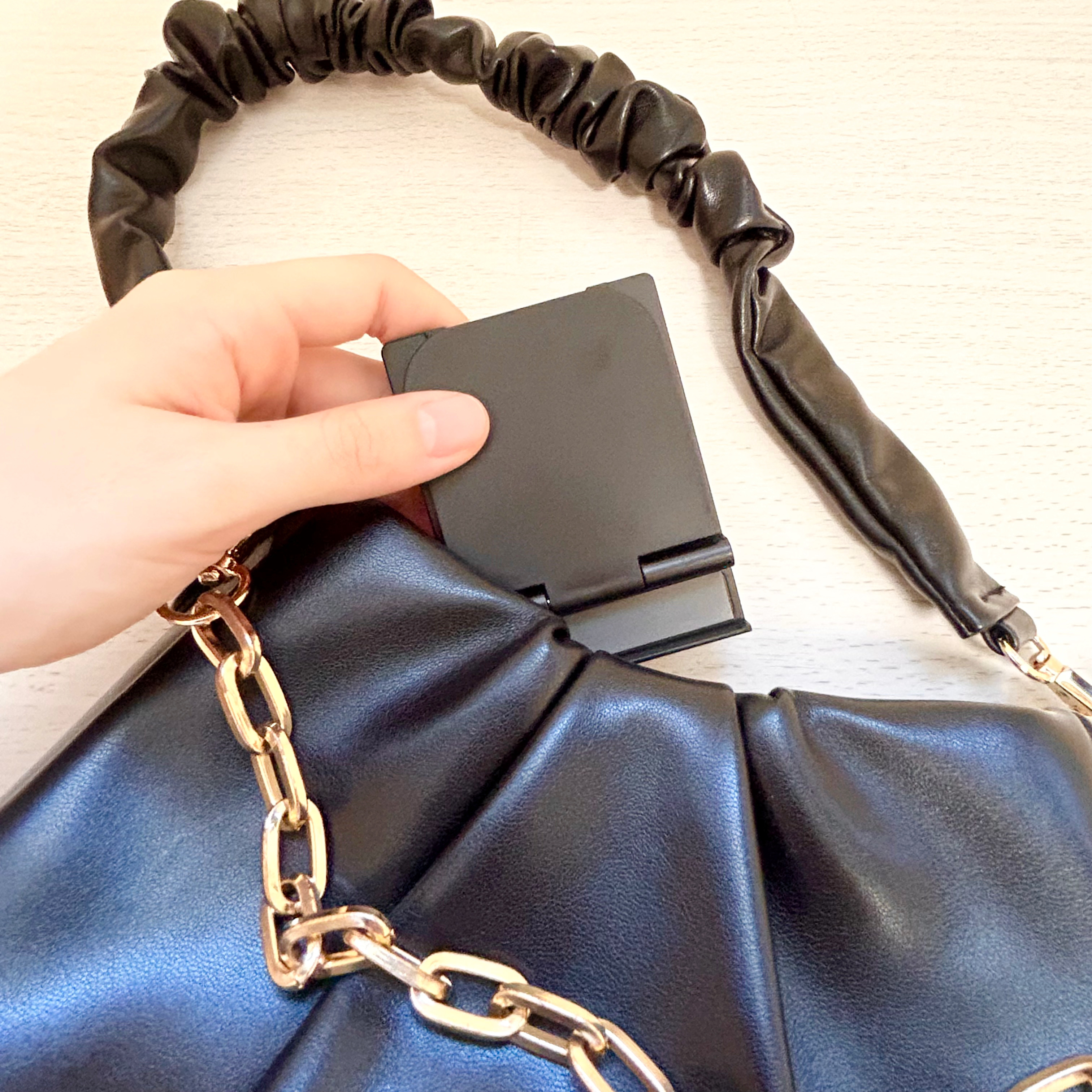 DAISO（ダイソー）のおすすめアイテム「折りたためるスリムスマートフォンスタンド」