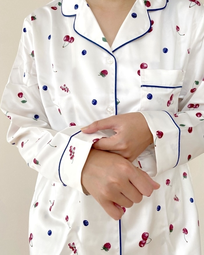 GU（ジーユー）のおすすめファッションアイテム「サテンパジャマ（長袖&amp;amp;ロングパンツ）（ミックスフルーツ）」