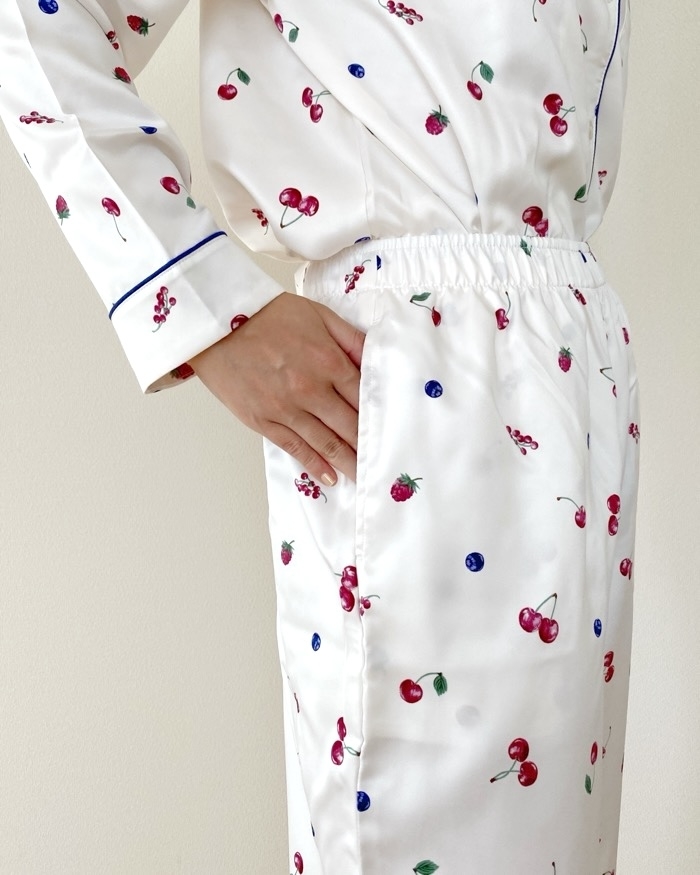 GU（ジーユー）のおすすめファッションアイテム「サテンパジャマ（長袖&amp;amp;ロングパンツ）（ミックスフルーツ）」