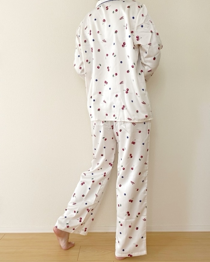 GU（ジーユー）のおすすめファッションアイテム「サテンパジャマ（長袖&amp;amp;ロングパンツ）（ミックスフルーツ）」