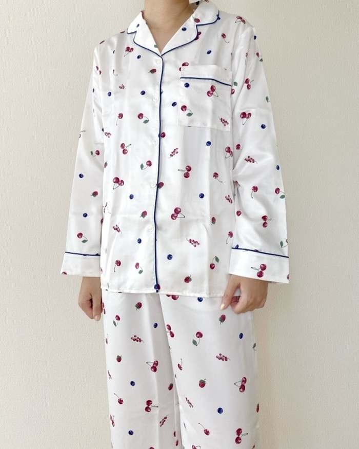 GU（ジーユー）のおすすめファッションアイテム「サテンパジャマ（長袖&amp;amp;ロングパンツ）（ミックスフルーツ）」