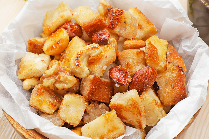 焼いたパンキューブとミックスナッツがボウルに盛られています。