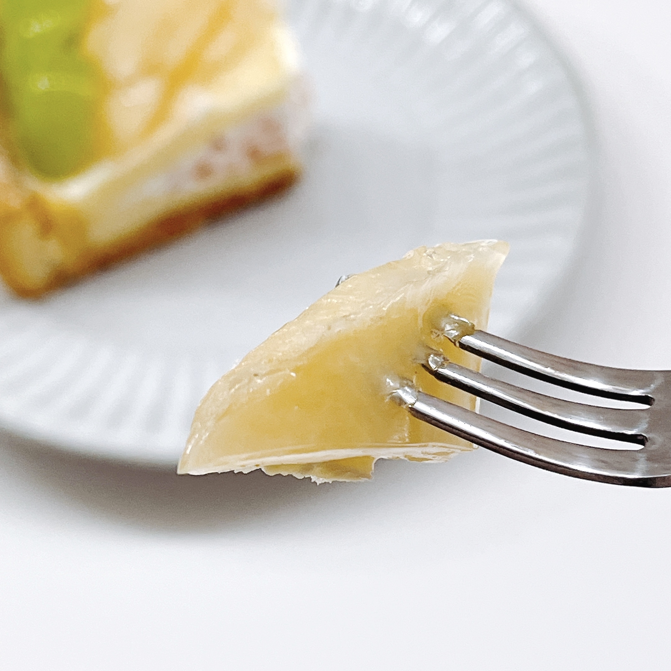 コージーコーナーのおすすめスイーツ「シャインマスカットと白桃のタルト」