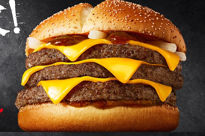 マクドナルド サムライマックの広告画像。炙り醤油風トリプル肉厚ビーフの新発売を告知する文章と商品画像。