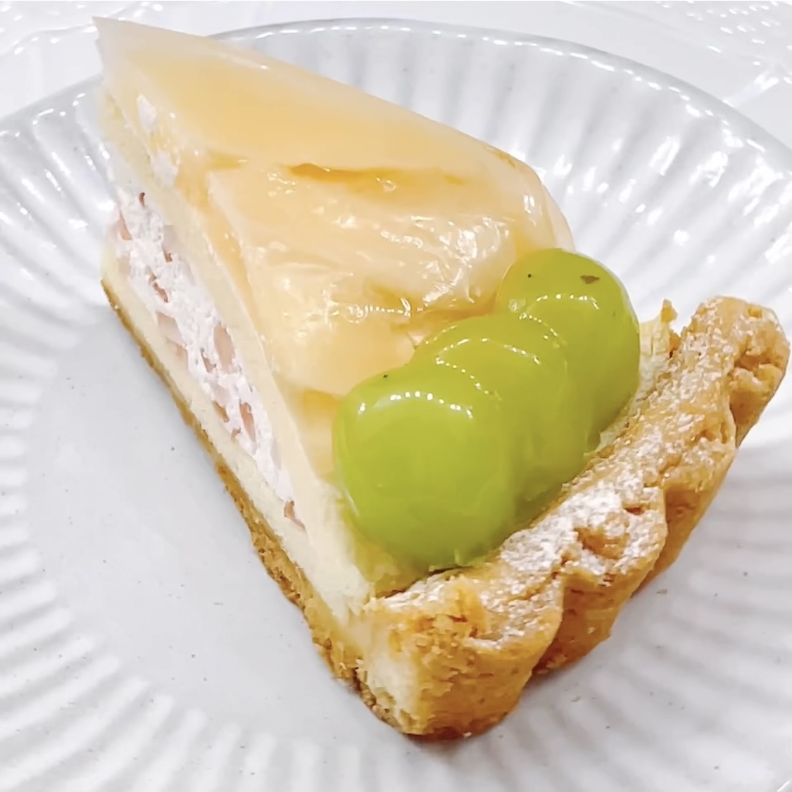 コージーコーナーのおすすめスイーツ「シャインマスカットと白桃のタルト」