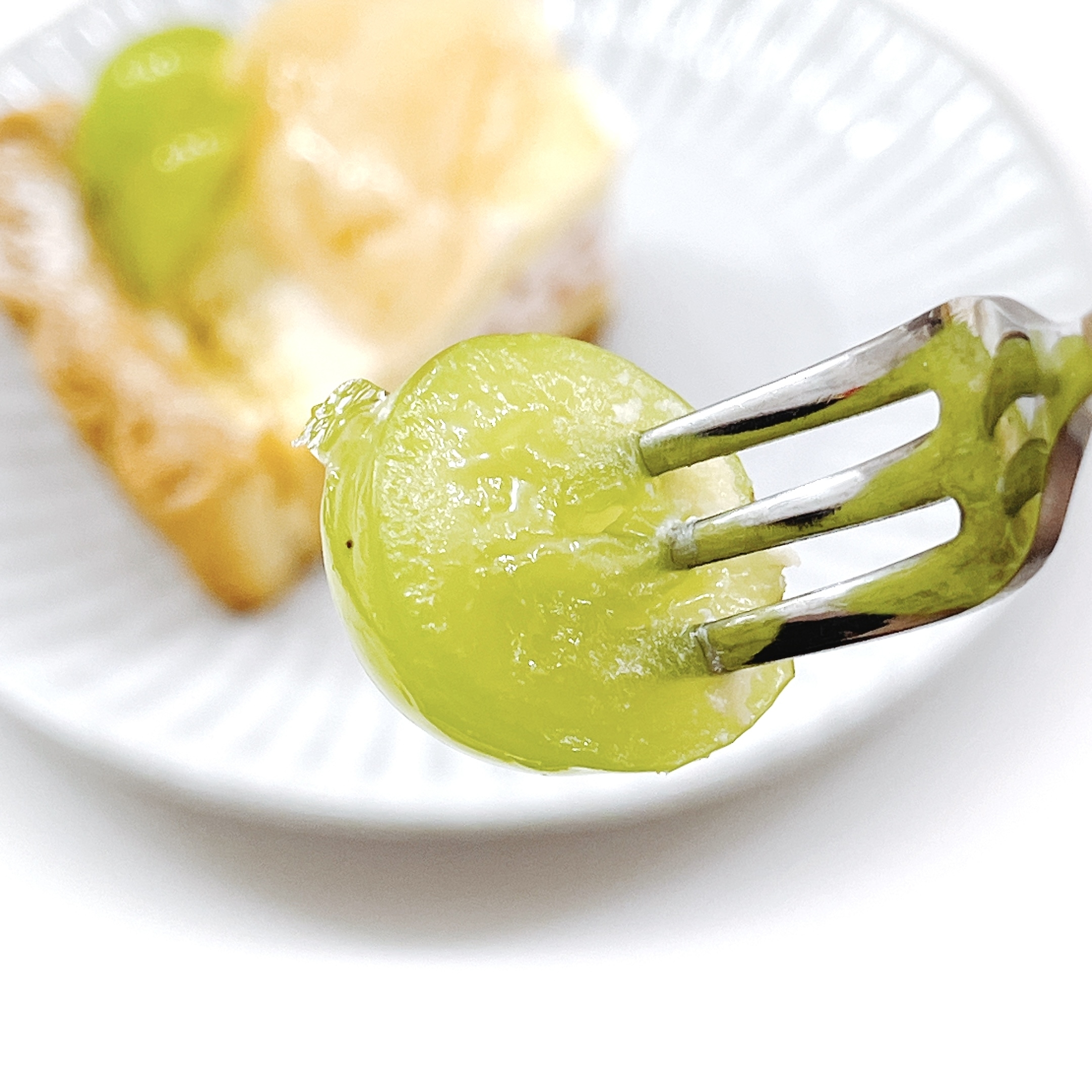 コージーコーナーのおすすめスイーツ「シャインマスカットと白桃のタルト」