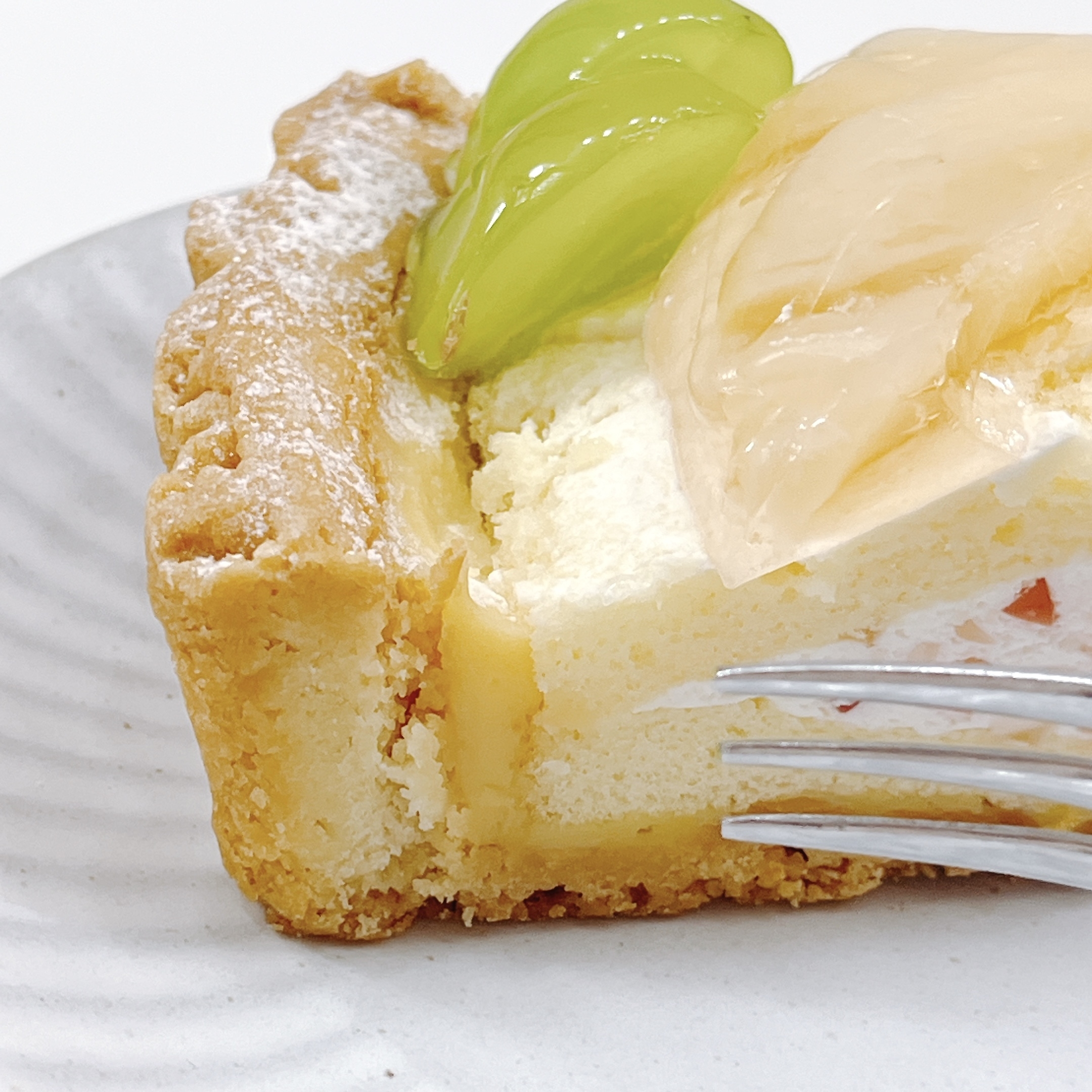 コージーコーナーのおすすめスイーツ「シャインマスカットと白桃のタルト」