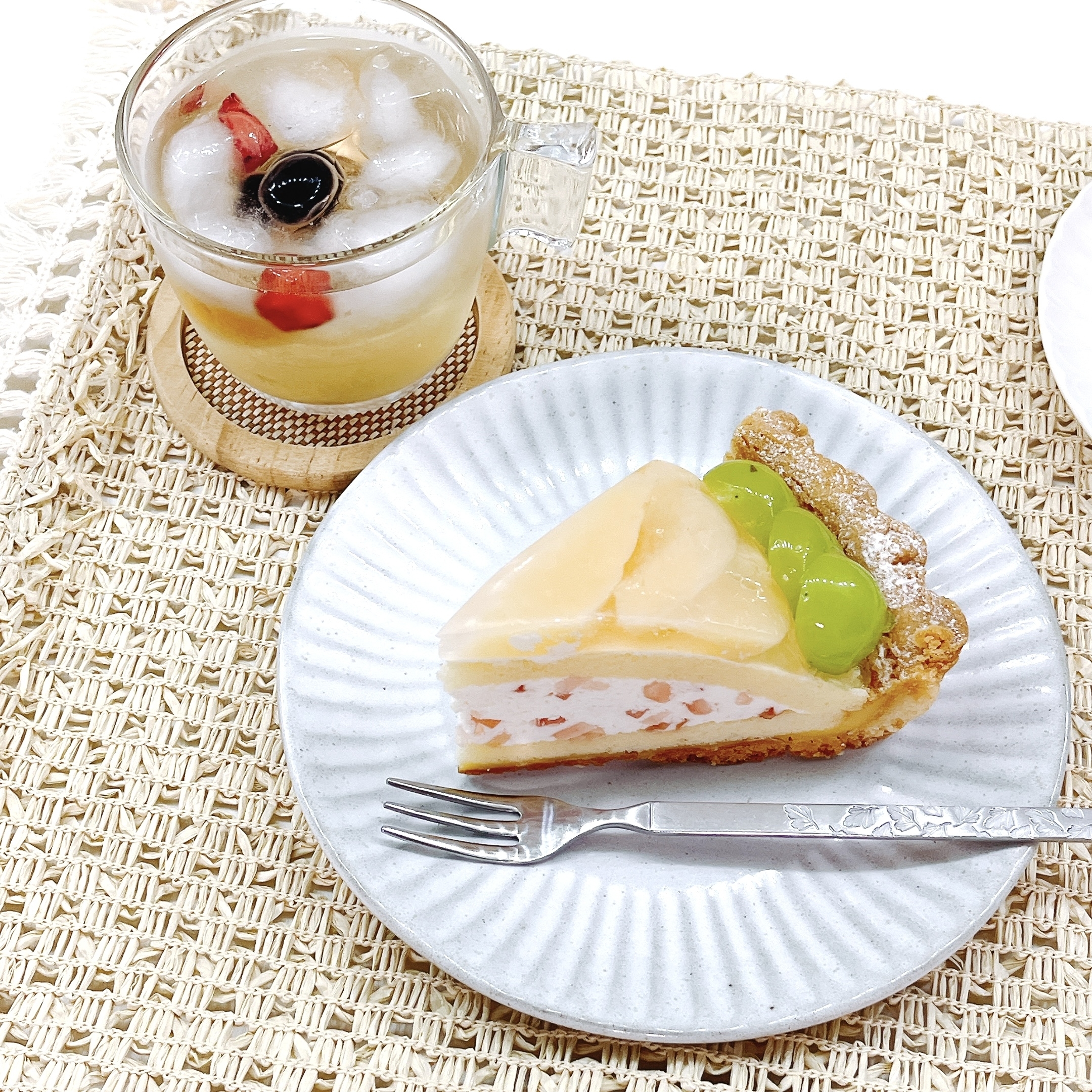 コージーコーナーのおすすめスイーツ「シャインマスカットと白桃のタルト」