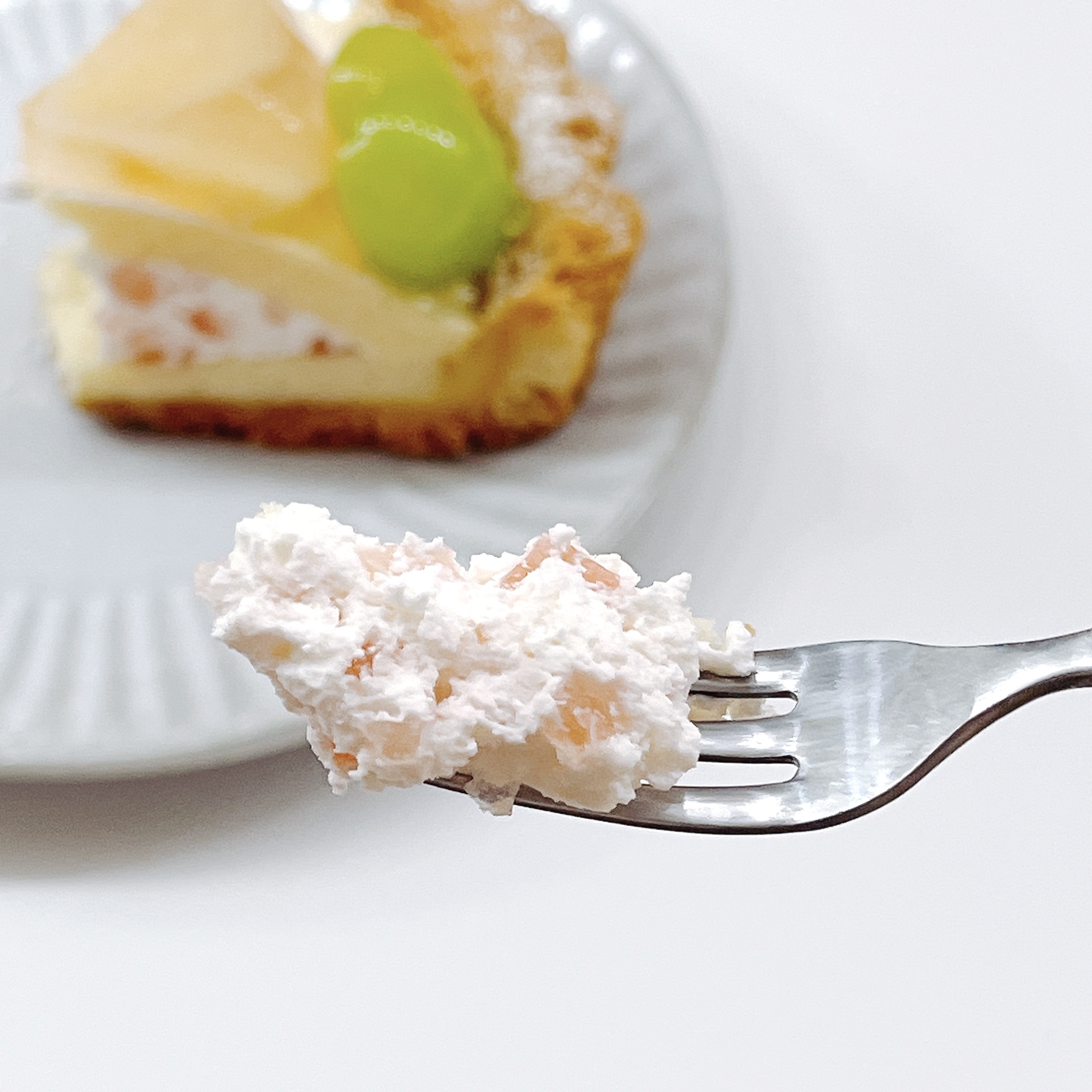 コージーコーナーのおすすめスイーツ「シャインマスカットと白桃のタルト」