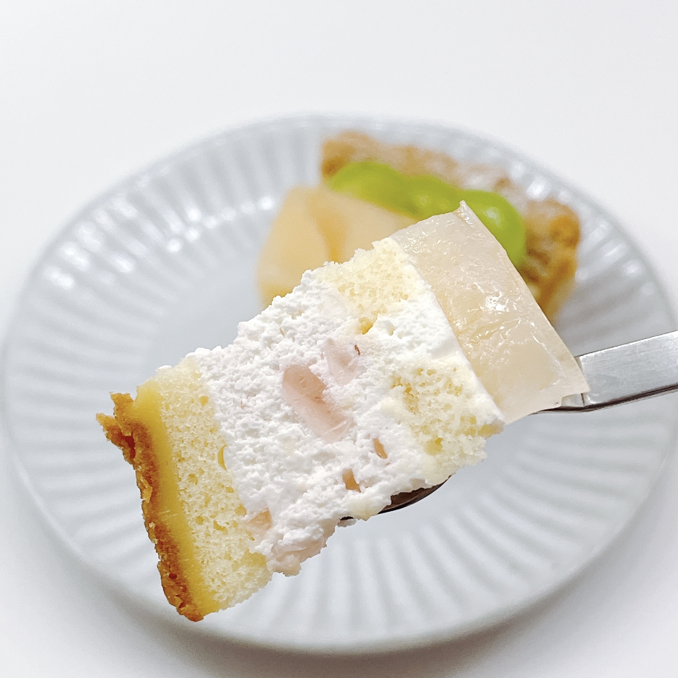 コージーコーナーのおすすめスイーツ「シャインマスカットと白桃のタルト」