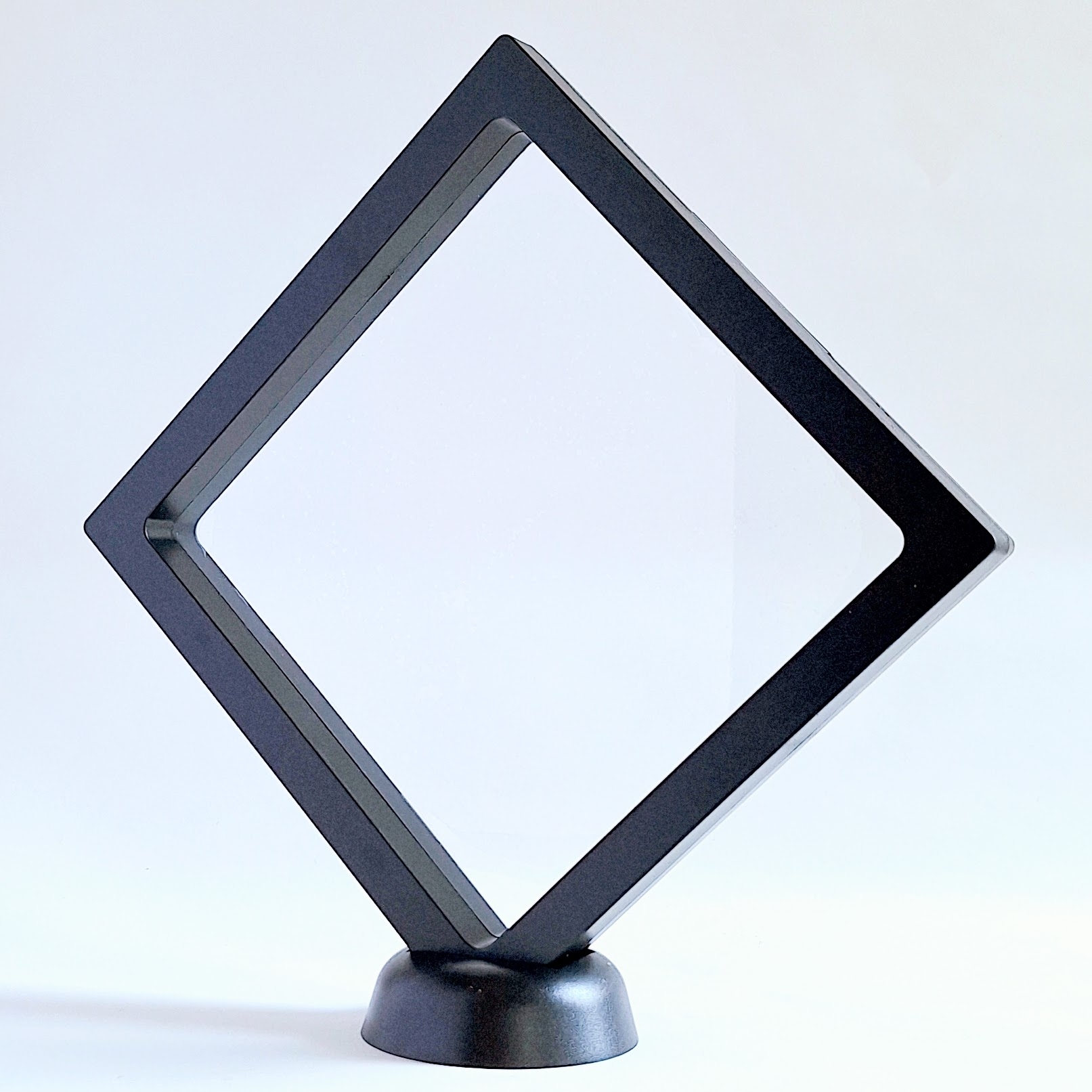 DAISO（ダイソー）のおすすめインテリアグッズ「ディスプレイフレーム（14cm×14cm）」