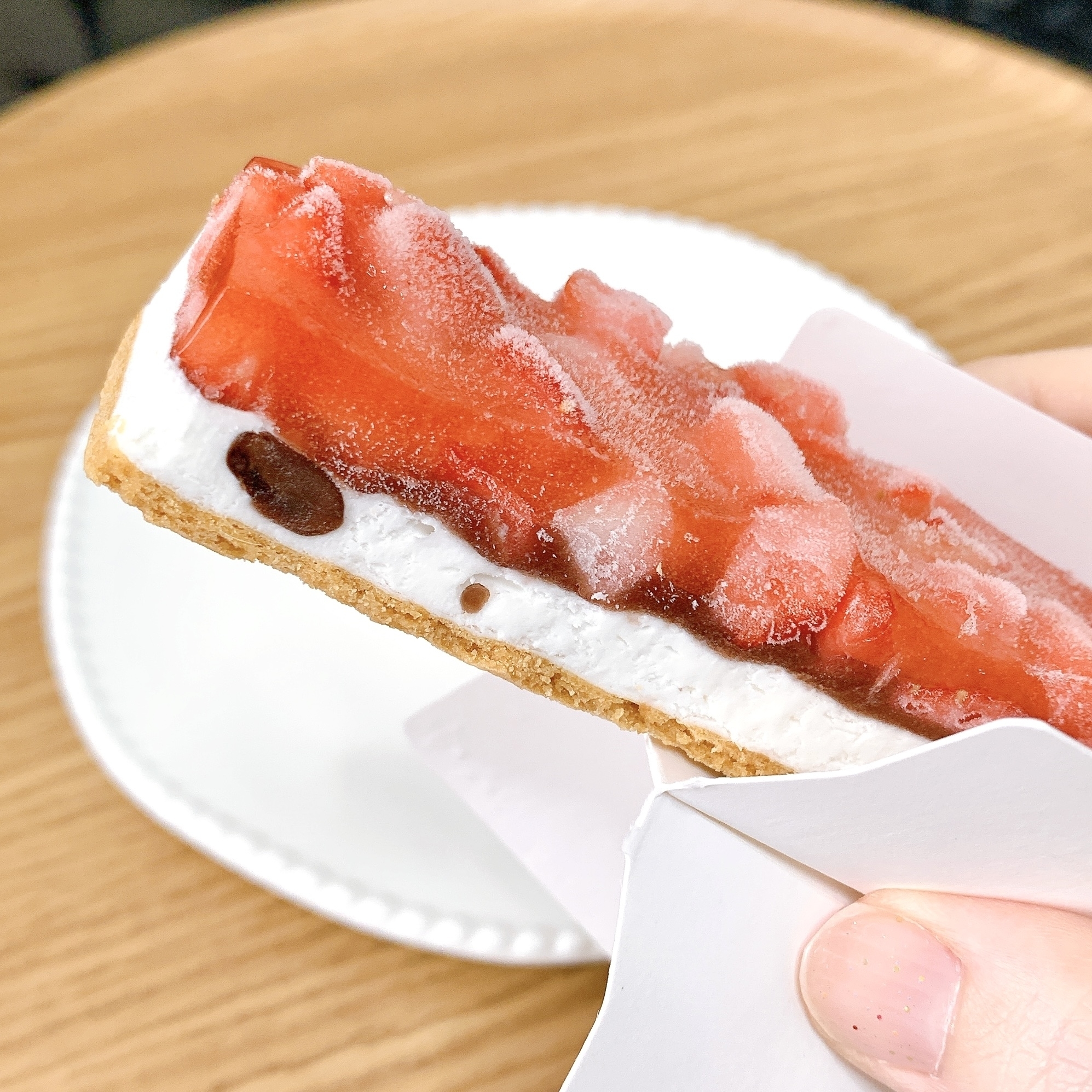 ファミリーマートのおすすめスイーツ「凍ったまま食べるいちご小豆タルト」