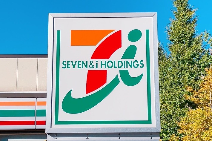 セブン&アイ・ホールディングスのロゴが表示された看板。 ATMの文字も見える。