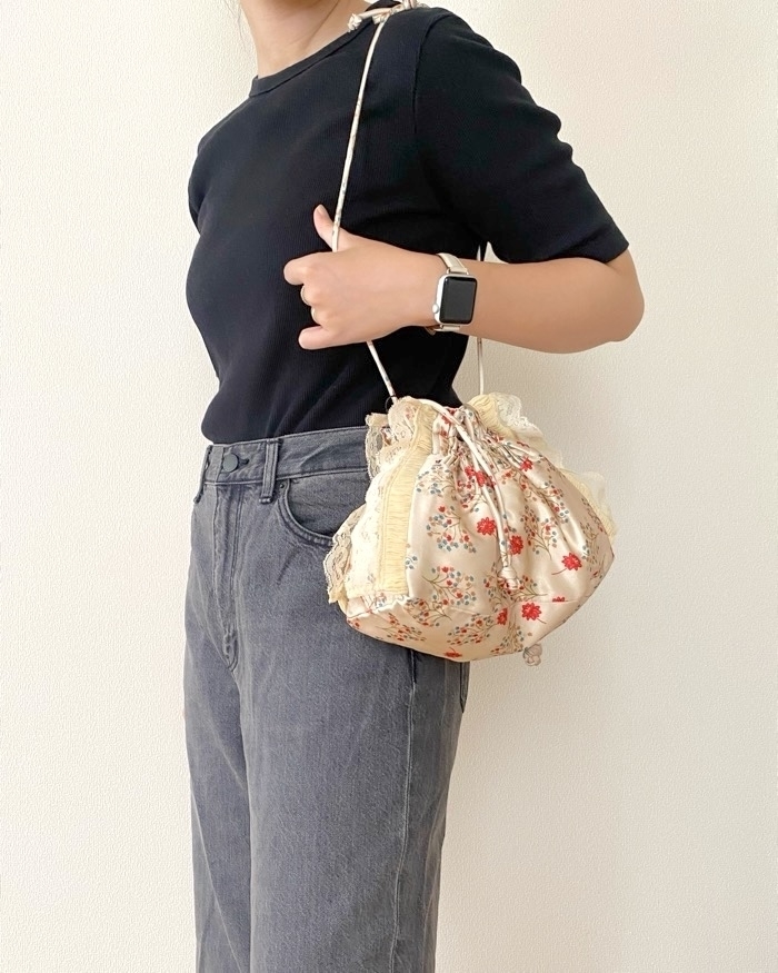 ZARAのおすすめアイテム「フラワープリント ミニクロスボディバッグ
