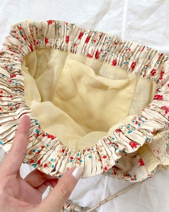 ZARAのおすすめアイテム「フラワープリント ミニクロスボディバッグ