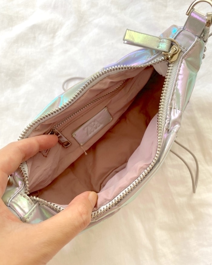 ZARAのおすすめアイテム「メタリック加工ギャザーミニバケットバッグ」