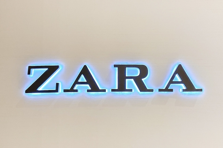 ZARAのロゴが壁に表示されています。