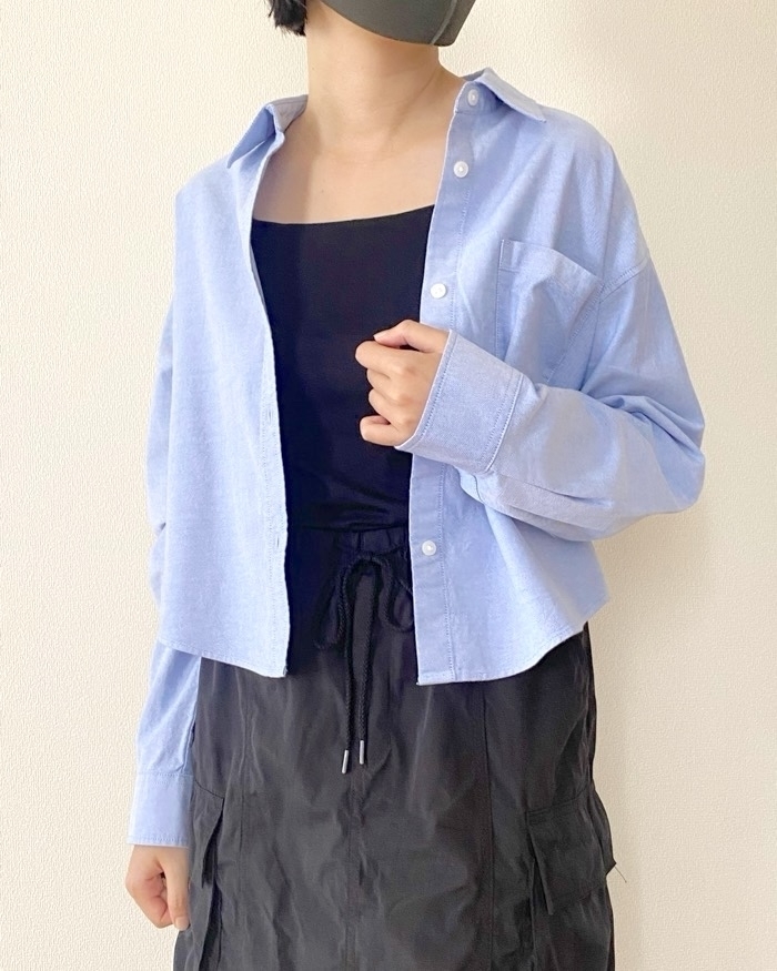 GU（ジーユー）の秋まで使えるショート丈トップス「オックスフォードショートシャツ」