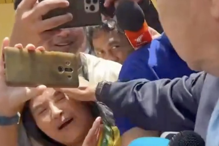 BBCとThe Standardのロゴが入ったニュース映像。車の中から男性がインタビュアーに答えている。
