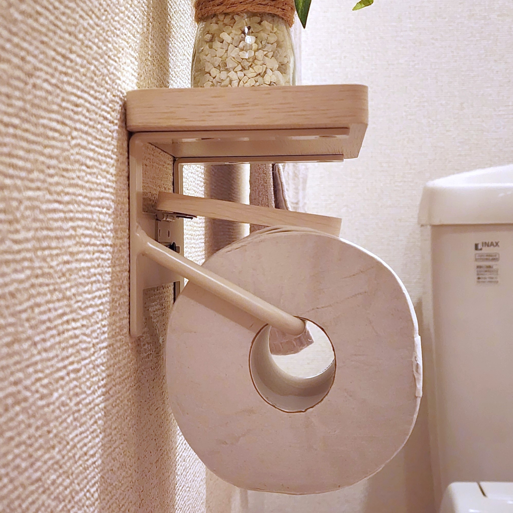 ニトリのおすすめ便利グッズ「木製棚付トイレットペーパーホルダー（1連 CS01）」