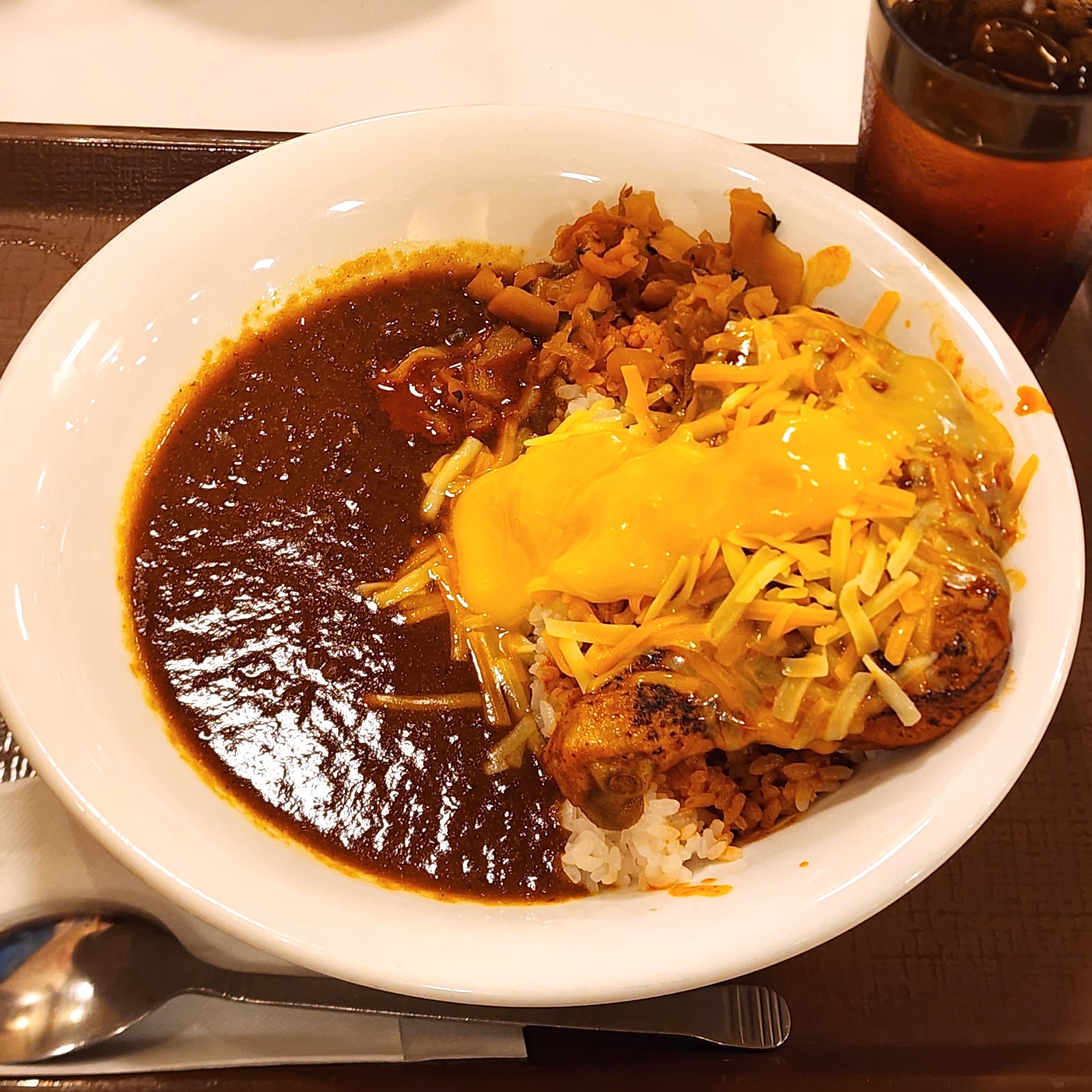 すき家のおすすめピリ辛メニュー「チーズタンドリーチキンカレー」