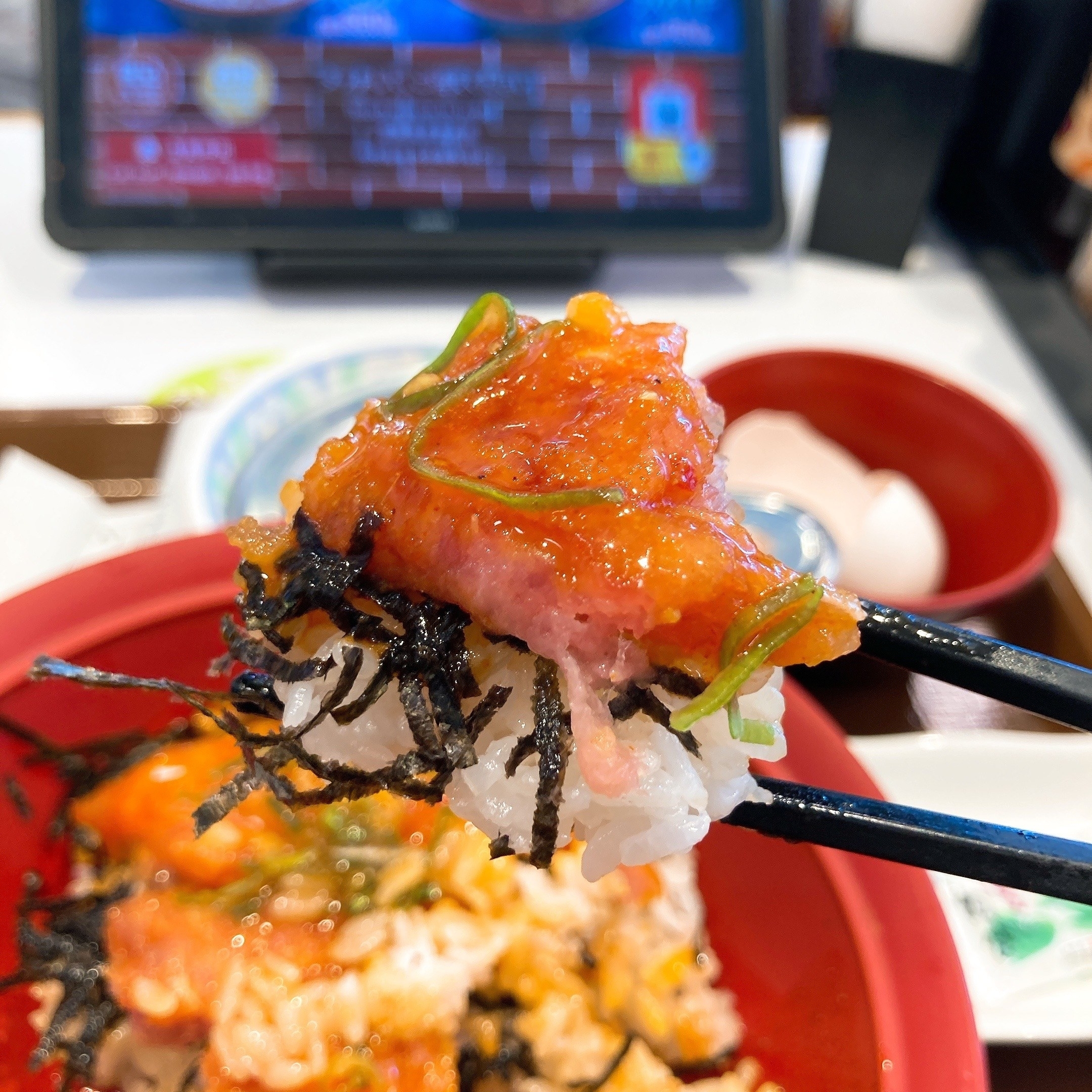 すき家のおすすめピリ辛メニュー「まぐろユッケ丼」