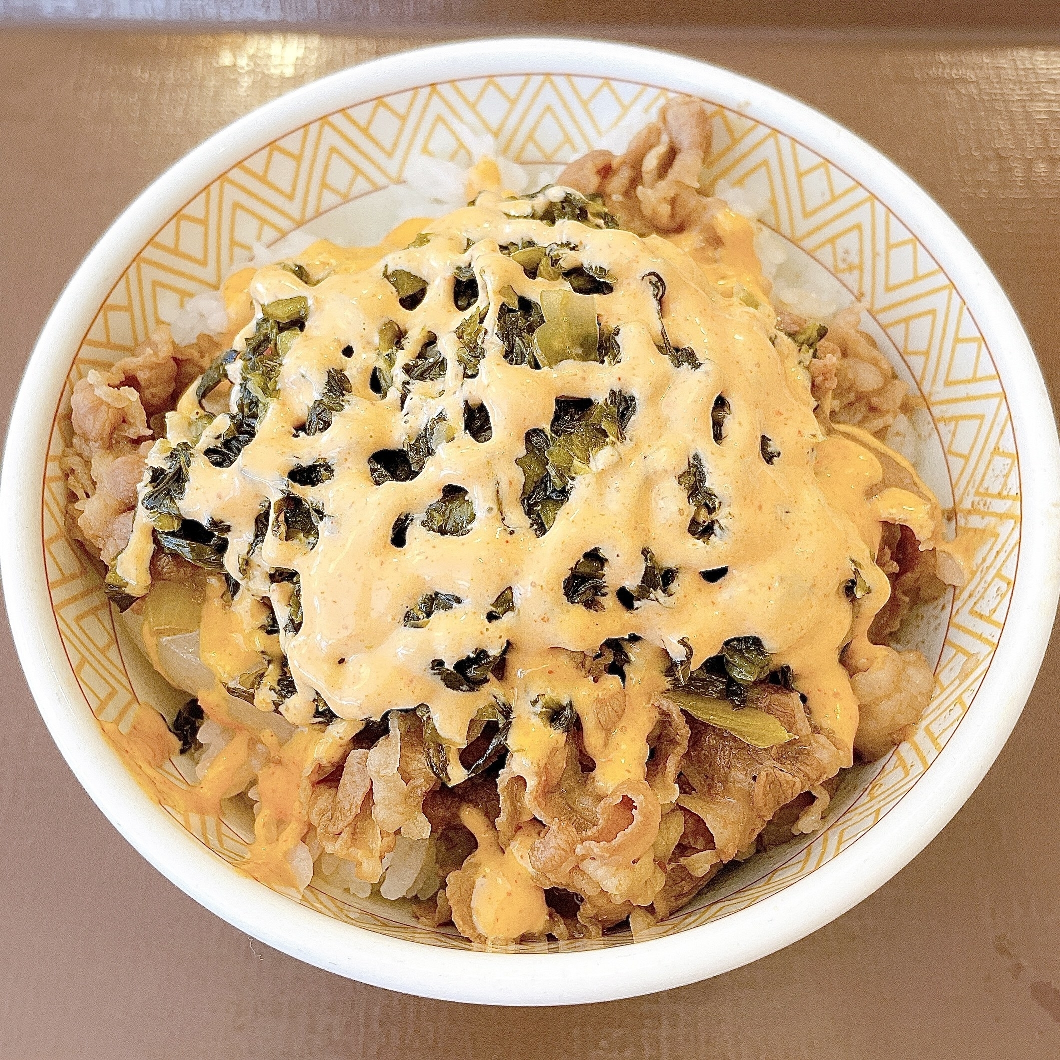 すき家のおすすめピリ辛メニュー「高菜明太マヨ牛丼」