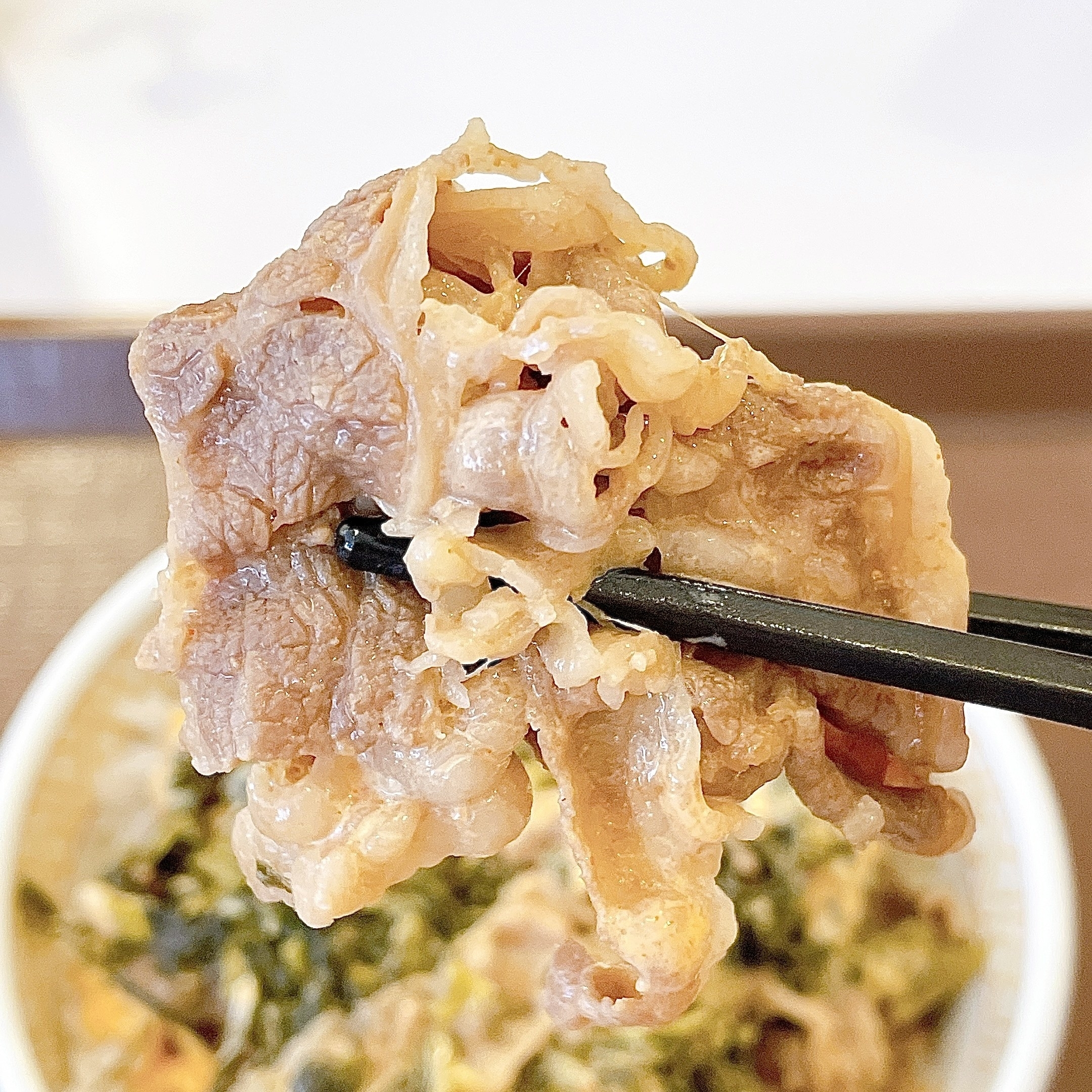 すき家のおすすめピリ辛メニュー「高菜明太マヨ牛丼」