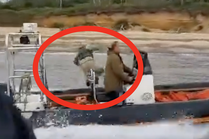 NCAのロゴが右上にある川を走行中のボートの画像。背景には木々が並んでいる。