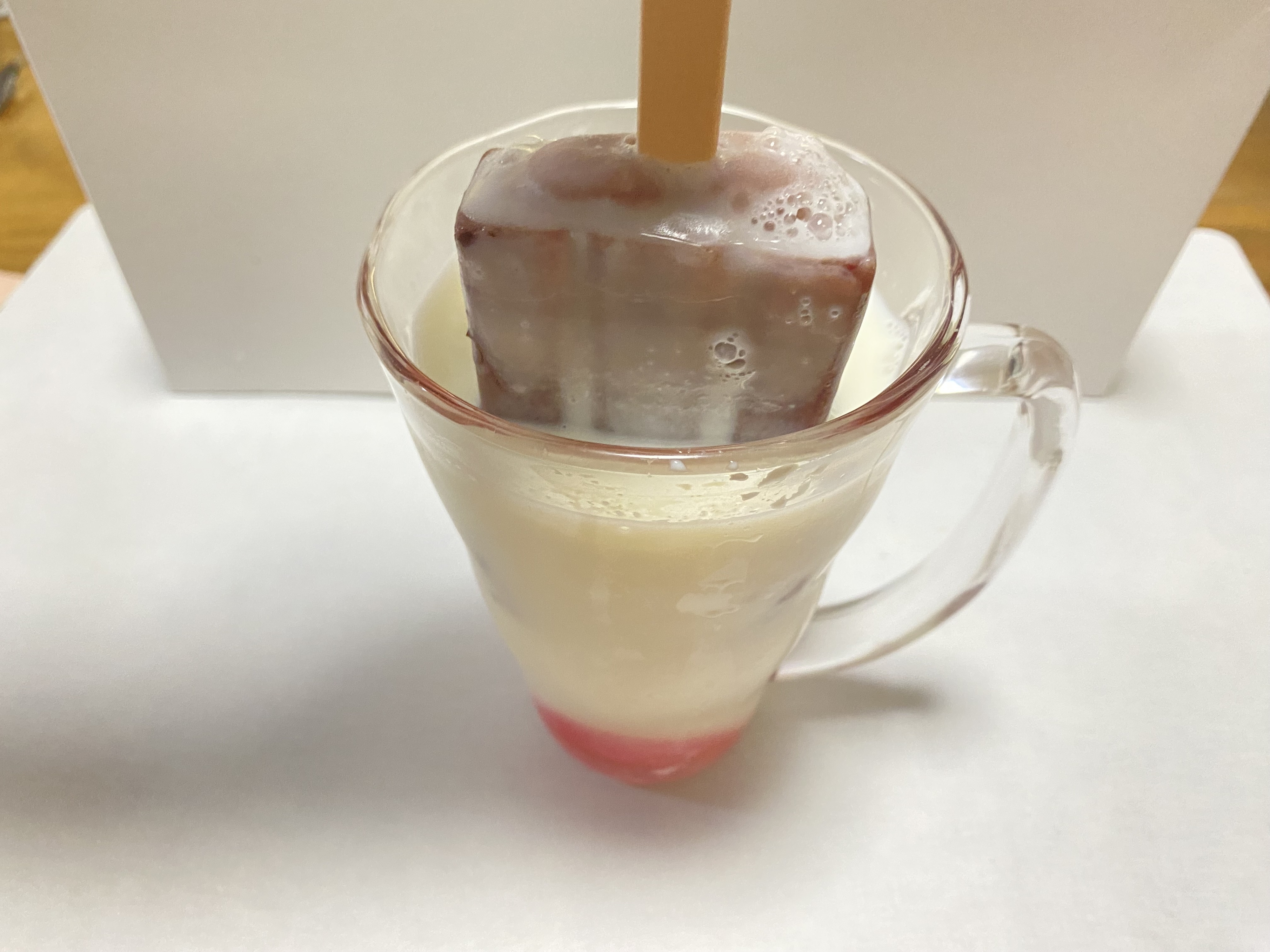 牛乳の中に入れてみると(BuzzFeed japan)