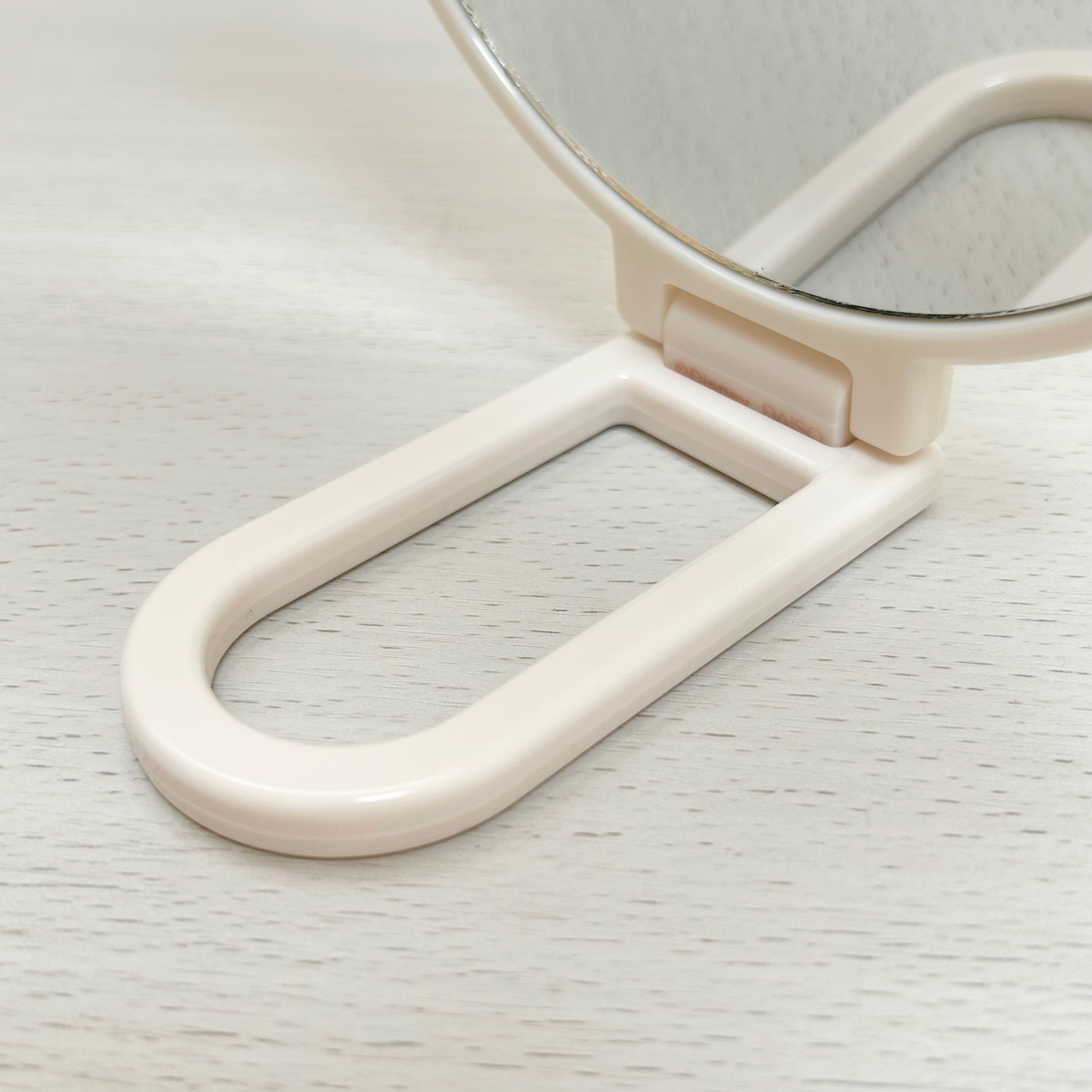 DAISO(ダイソー)のディズニーグッズ「ダイカットハンドミラー(ミニー)」