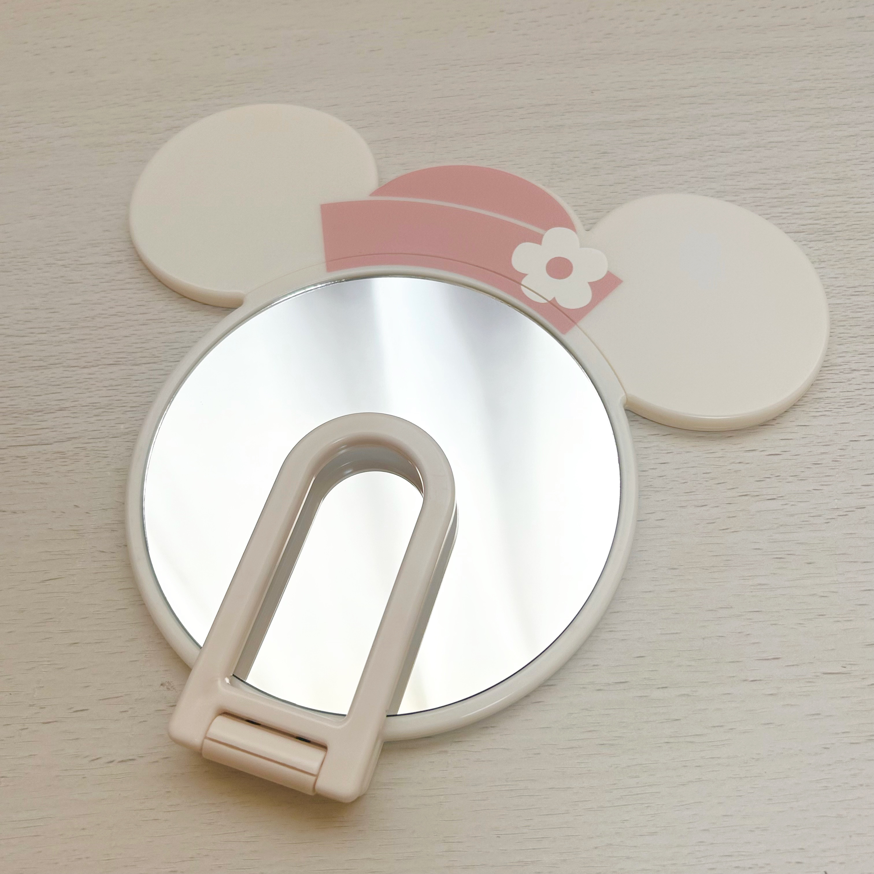 DAISO(ダイソー)のディズニーグッズ「ダイカットハンドミラー(ミニー)」