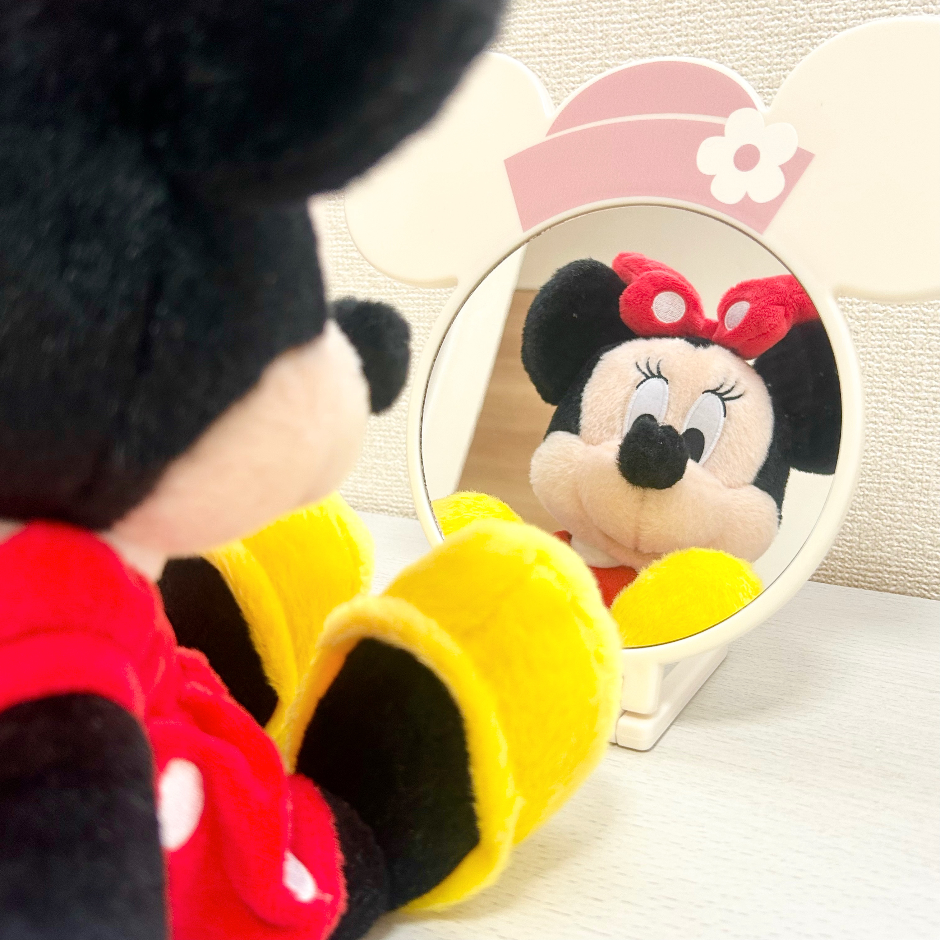 DAISO(ダイソー)のディズニーグッズ「ダイカットハンドミラー(ミニー)」