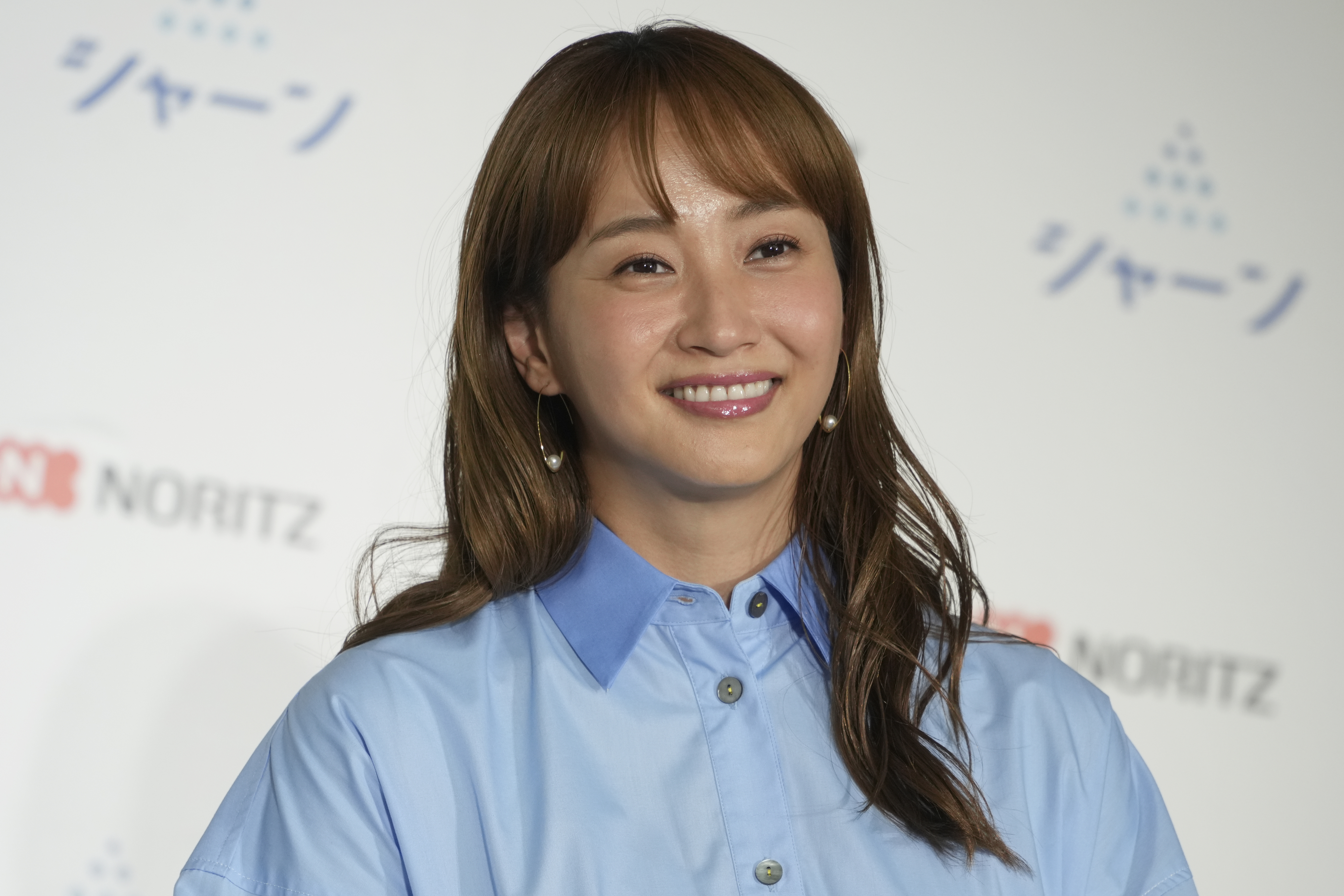 佐々木希さんがイベント中に微笑んでいる。