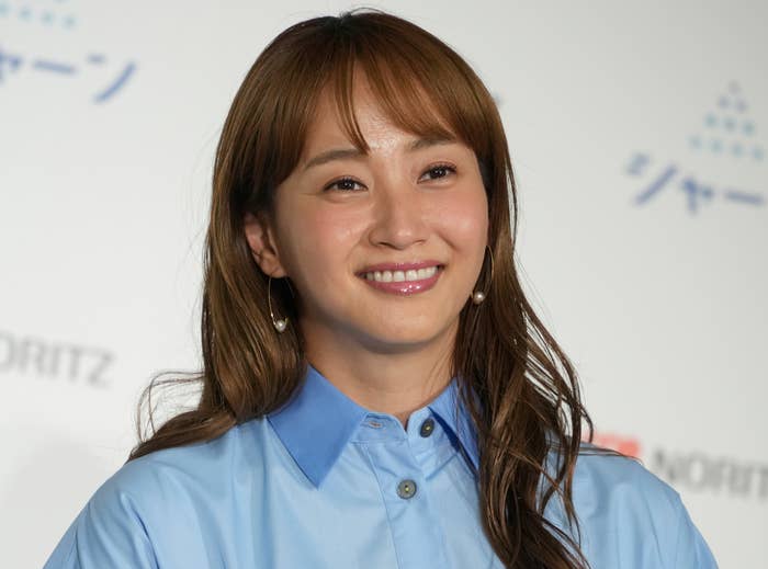 佐々木希さんがイベント中に微笑んでいる。