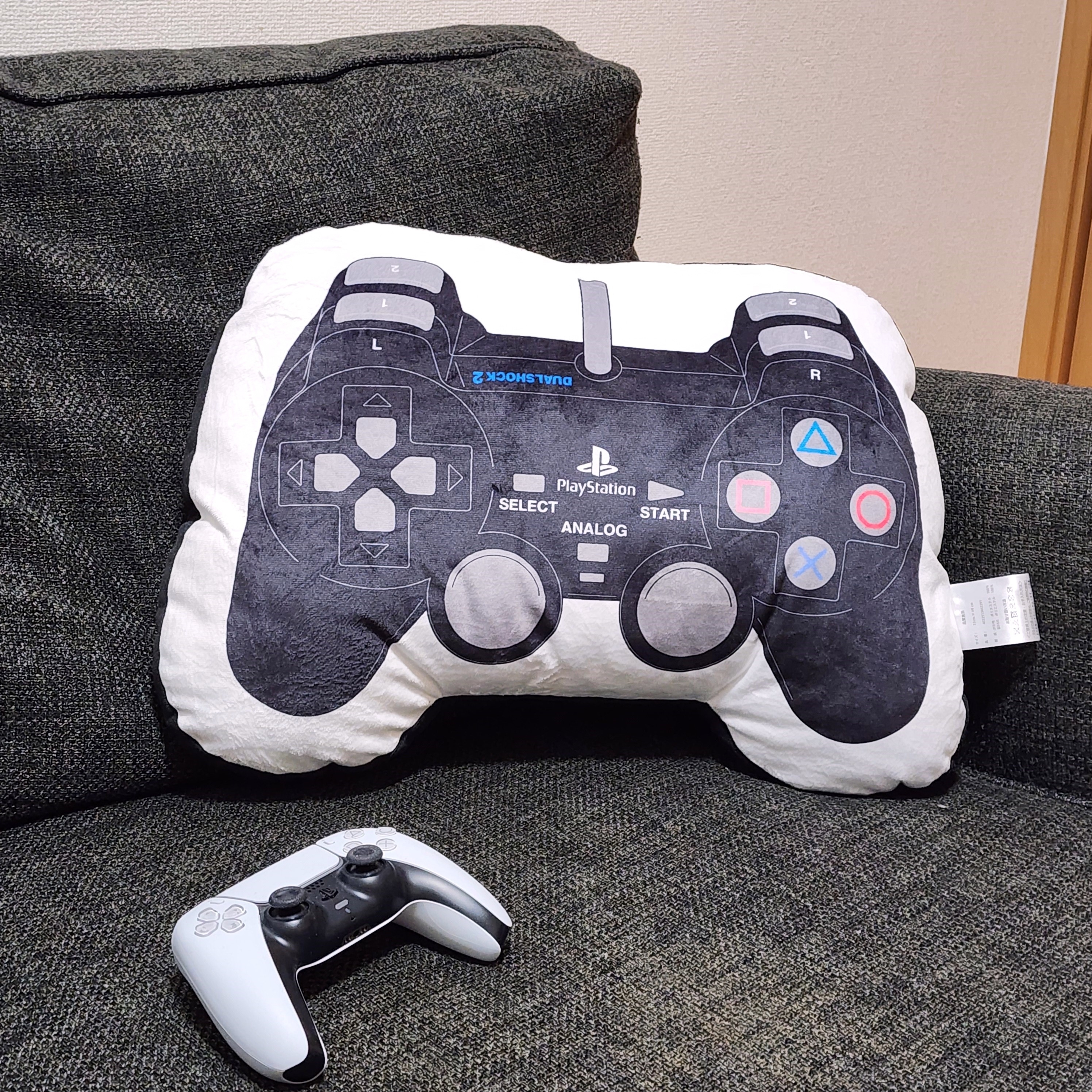 ニトリのおすすめ雑貨「PlayStation 2 ダイカットクッション ブラック」