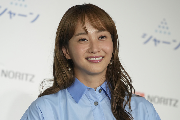 佐々木希さんがイベント中に微笑んでいる。