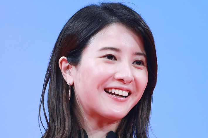 女性がマイクを持ち、話している様子です。名前は分かりません。