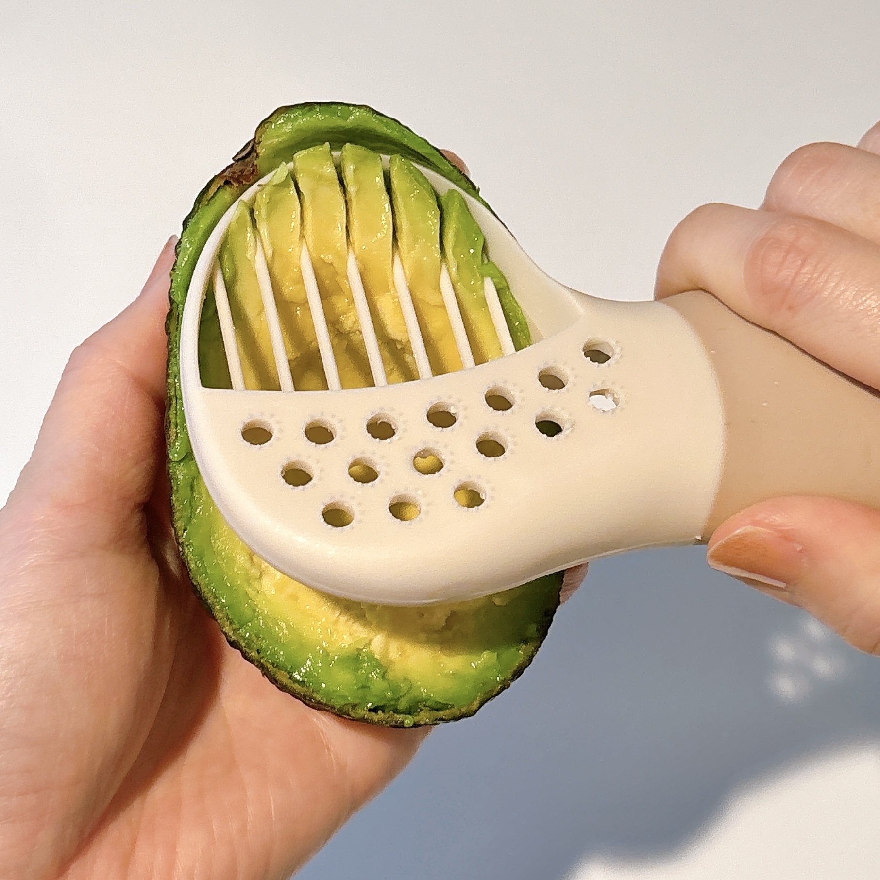 3COINS（スリーコインズ）のおすすめの便利グッズ「アボカドカッター／KITINTO」