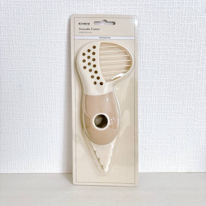 3COINS（スリーコインズ）のおすすめの便利グッズ「アボカドカッター／KITINTO」