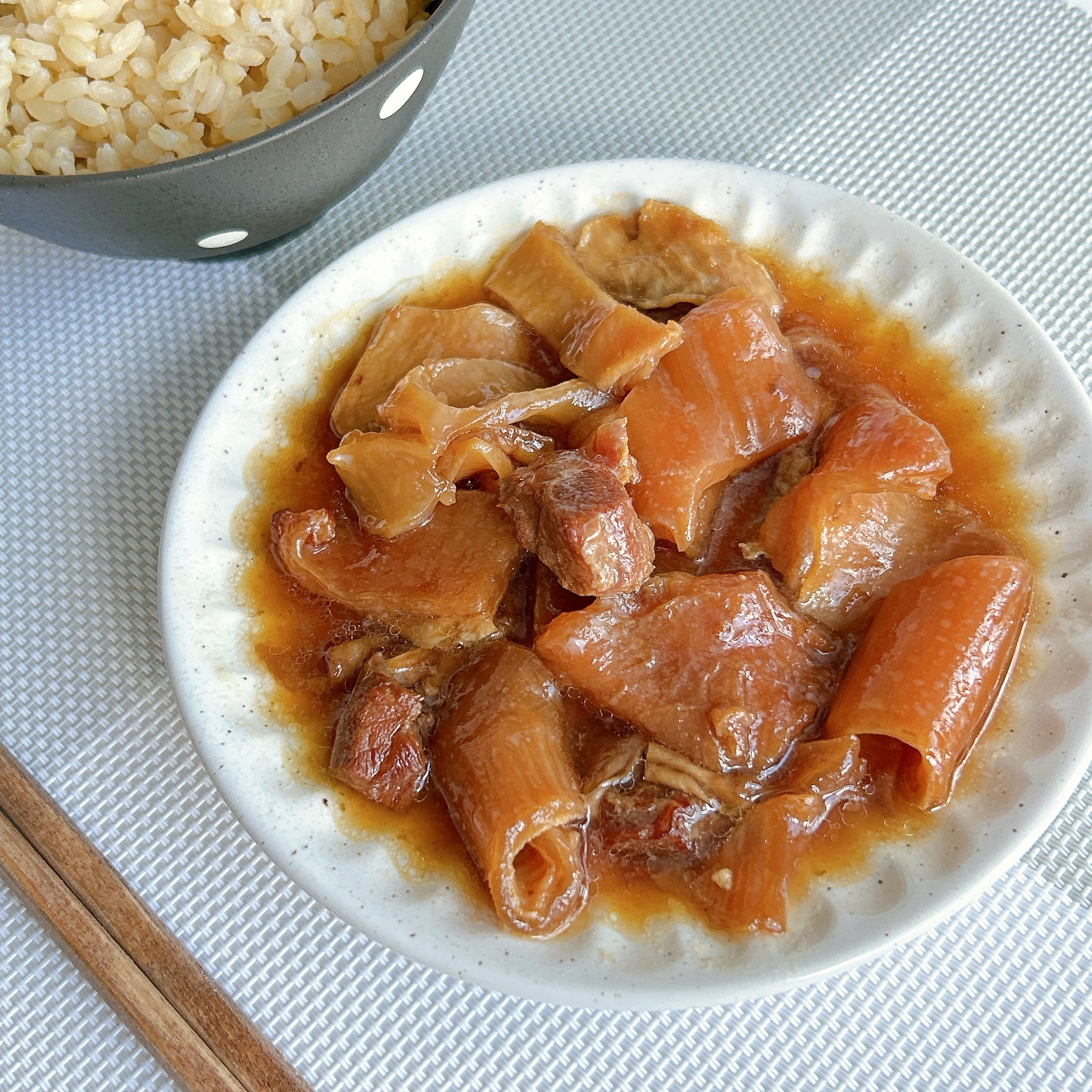 LAWSON（ローソン）のおすすめレトルト食品「肉卸小島監修 牛すじ煮込」