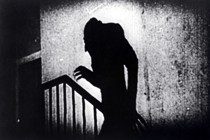 階段を上る影絵の吸血鬼のシルエット。